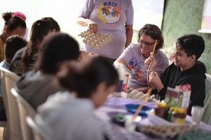 Arte Brasil leva artesanato e percussão terapêutica para mulheres do Itapoã