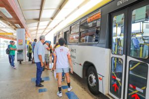 Vai de Graça: passageiros comemoram primeiro domingo de transporte público gratuito após o Carnaval