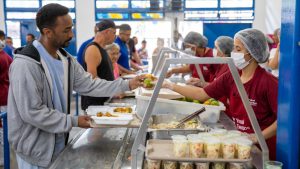 Oferta dos restaurantes comunitários cresce 34% com novas unidades e três refeições