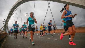 18ª Meia Maratona das Pontes reúne corredores de rua em Brasília