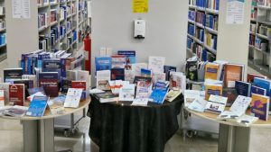 Novas aquisições da biblioteca da Fepecs são apresentadas em exposição
