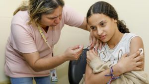 Vacina da dengue pode ser aplicada junto a outros imunizantes, incluindo para covid-19 e gripe