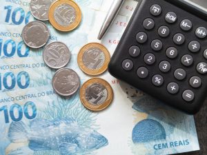 Brasil no 127º lugar em liberdade econômica: mesmo com a reforma tributária, burocracia e dificuldade de acesso ao crédito ainda travam empreendedorismo