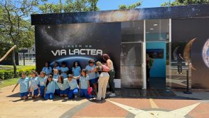 Alunos de escolas públicas do DF exploram o espaço em simulador imersivo no Planetário de Brasília