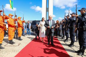 Troca da Bandeira atrai brasilienses e turistas em celebração aos 65 anos de Brasília