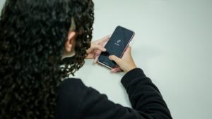 Psicóloga da rede pública de saúde alerta sobre atenção dos pais com redes sociais
