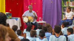 Biblioteca desenhada por Niemeyer promove conversa de alunos com autor de livro sobre Brasília