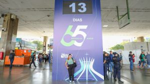 Totens com contagem regressiva dos 65 anos de Brasília chamam atenção da população nas ruas