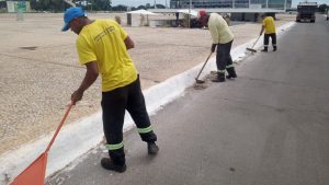 Praça dos Três Poderes passa por mutirão de limpeza