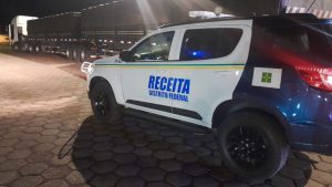 Receita do DF apreende cargas com 5 mil garrafas de rum e 77,7 mil latas de refrigerante