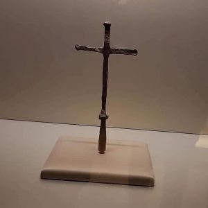 Cruz original da primeira missa no Brasil vem a Brasília no aniversário da capital