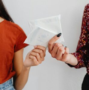 Estácio Brasília promove ação solidária contra a pobreza menstrual
