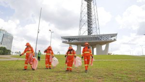 Dia do Gari convida população a refletir sobre hábitos de consumo e descarte de lixo
