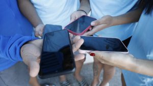 Mais de 80% dos profissionais da educação básica avaliam positivamente a proibição de celulares nas escolas