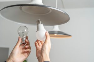Como economizar energia em casa e ajudar o meio ambiente: dicas práticas para o dia a dia