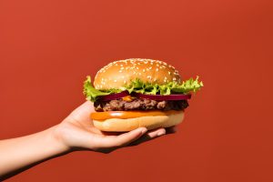 Dia do Hambúrguer: veja como transformar o lanche favorito dos brasileiros em uma opção mais leve
