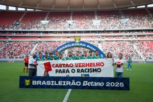 Mais de 30 mil torcedores dão cartão vermelho para o racismo no Mané Garrincha
