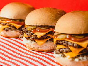 Foster’s Burger tem opções a R$ 14,90 somente nesta quarta-feira (28)