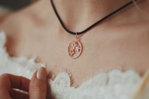 Escola Maria Montessori e Vívida Design Singular transformam arte infantil em joias para o Dia das Mães
