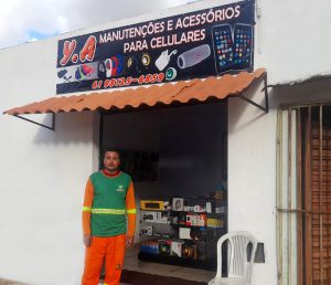 Garis se transformam em empreendedores após curso gratuito de conserto de celular