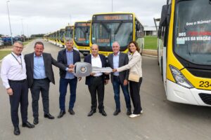 Governador visita fábrica e conhece novos ônibus que vão integrar frota do DF