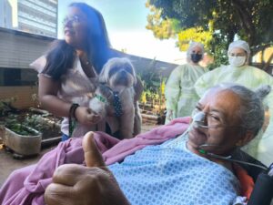IgesDF promove visita de familiares e pet para paciente com afasia no Hospital de Base