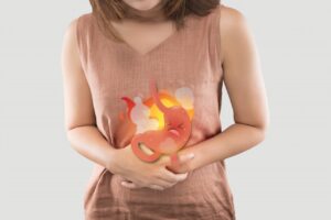 Dor na barriga pode ser mais sério do que parece: saiba o que é diverticulite e como se proteger