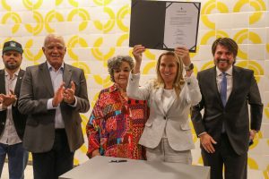 Governadora em exercício Celina Leão assina termo de concessão de terreno à Fundação Athos Bulcão
