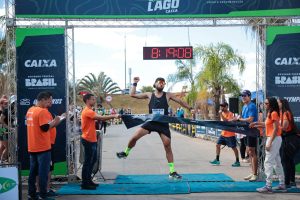 Volta do Lago Caixa reúne mais de 1.500 atletas ao redor do Lago Paranoá em Brasília