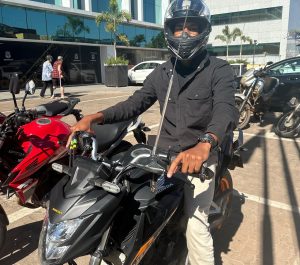 No Dia do Motociclista, motoboy que sobreviveu a graves lesões alerta para riscos no trânsito