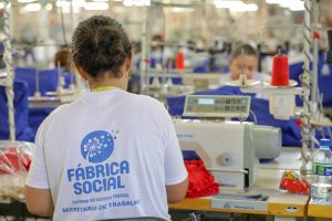 Curso gratuito de corte e costura da Fábrica Social abre mil vagas