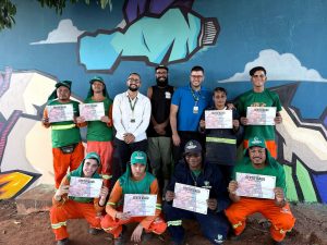 Garis recebem certificados após capacitação em oficina gratuita de grafite