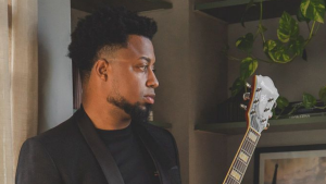 Jimi Oliver faz show da turnê “Aurora”, no projeto Sextas Musicais