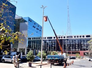 Força-tarefa reforça iluminação pública no Setor de Rádio e TV Sul