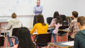 Rumo à formação acadêmica: bolsas do governo e de universidades permitem realizar o sonho da graduação