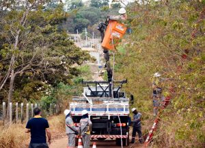 Morro da Cruz, em São Sebastião, recebe mais de mil novos pontos de iluminação pública