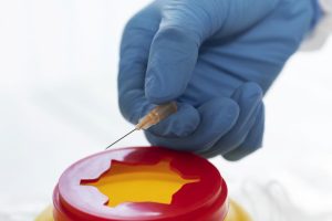 Descarte incorreto de materiais perfurocortantes oferece perigo para garis; saiba como proceder