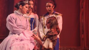 Nesta sexta (14/11), alunos da Heavenly International School apresentam “Alice no País das Maravilhas”