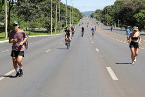 Brasilienses ocupam o Eixão do Lazer no feriado da Consciência Negra