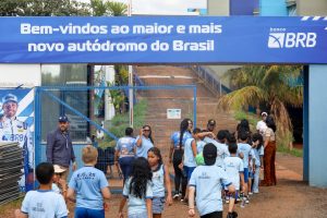 Estudantes da rede pública vivem emoção inédita ao visitar Autódromo Internacional de Brasília