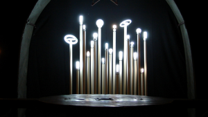Oficina gratuita de iluminação cênica no CCBB Brasília integra a temporada de Velhos Caem do Céu como Canivetes
