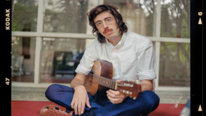 Tim Bernardes se apresenta no Festival Estilo Brasil