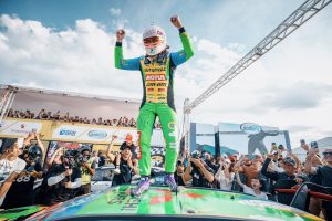 Histórico: Nelson Piquet Jr. vence GP BRB e recebe troféu das mãos do pai