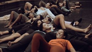 Desestressa Dançando une práticas artísticas e saúde em oficinas gratuitas