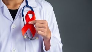 Dezembro Vermelho: prevenção de ISTs vai além do teste de HIV e exige check-up completo