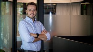 Pagar a escola com desconto ou manter o dinheiro investido? Veja o que pesa mais no bolso