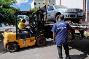 Operação DF Livre de Carcaças retirou 1.259 veículos abandonados das ruas do DF em 2025