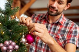Como desmontar a decoração de Natal com segurança e evitar acidentes