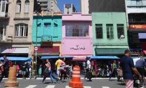 Consumo das famílias compensa juros e leva desemprego ao menor nível