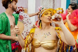 Ressaca ou intoxicação alcoólica? Saiba identificar sinais de alerta pós-Carnaval